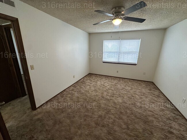 Building Photo - $750 - 2 bed 1 bath - Second floor Apartment