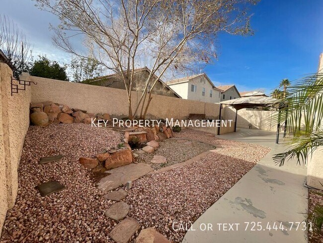 Building Photo - Beautiful 4 bedroom, 2.5 bathroom two-stor...