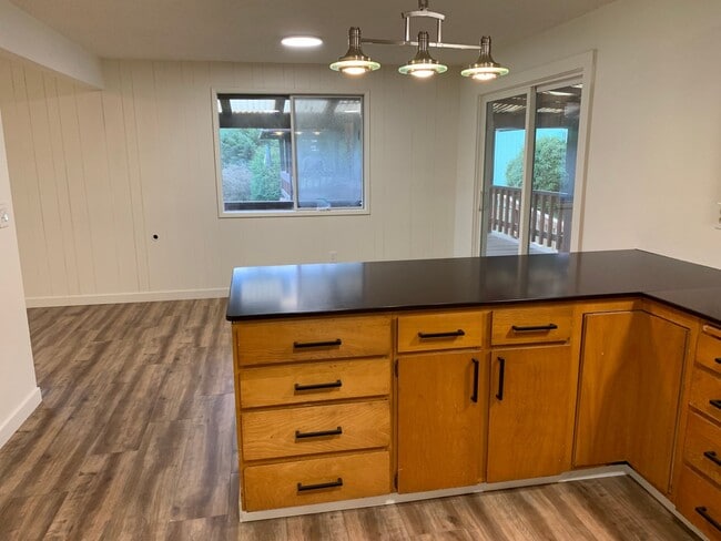 Building Photo - **Daisey King **