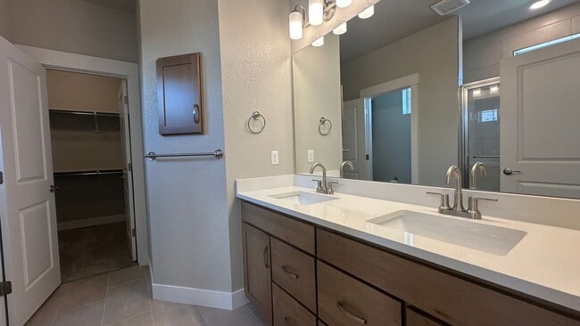 Building Photo - Great Townhouse in Loveland