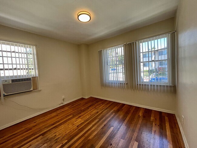 Interior Photo - 605 Kelton Ave