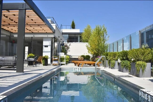 Building Photo - 148 1st St