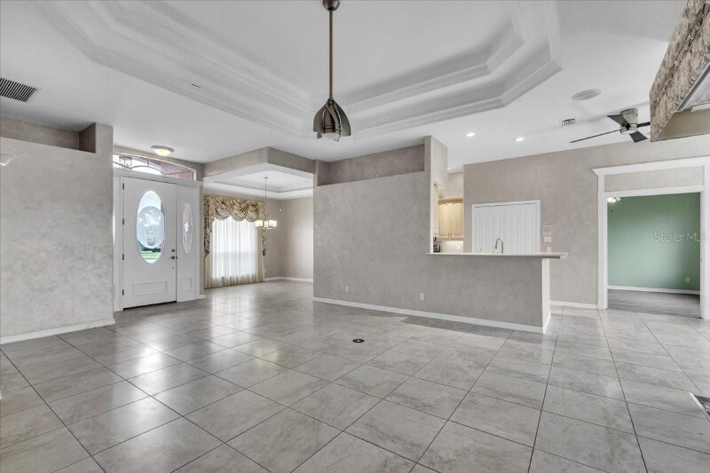 Building Photo - 3013 Royal Palm Dr