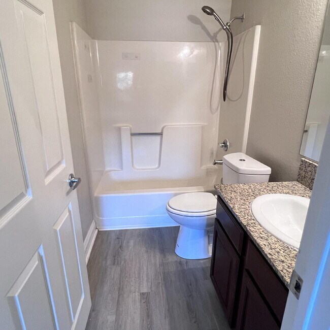 Building Photo - 2 Bed, 2 Bath condo, ground floor unit