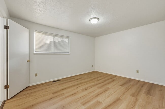 Building Photo - MOVE IN READY NOW! 3 bedrooms, 1.5 baths 1 car garage. Easy JBLM commute! North Thurston School D...
