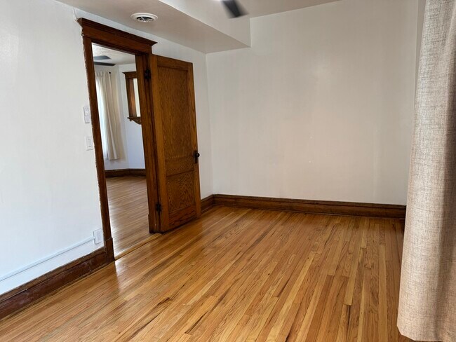 Building Photo - 3910 W Wrightwood Ave