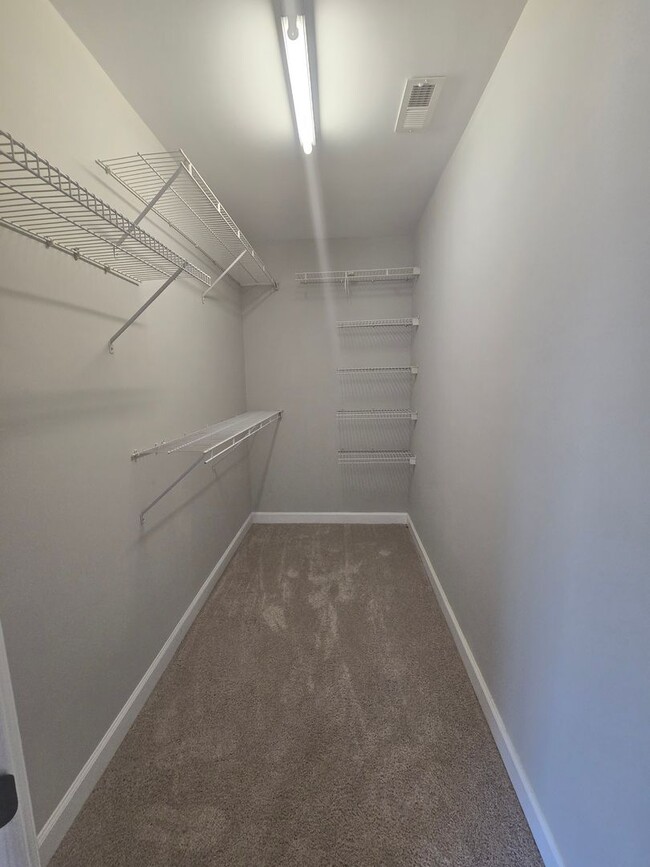 Building Photo - NEW LISTING!!!!