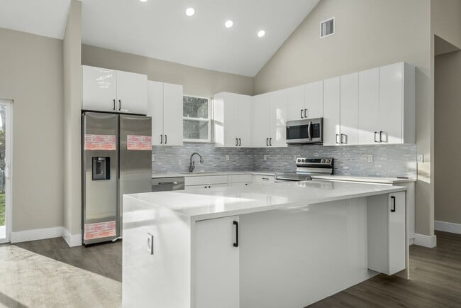 Building Photo - 3 Bedroom Home Located In The Sun N Lake Golf Community