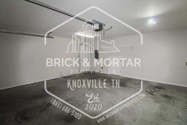 Building Photo - 900 Glendower Way