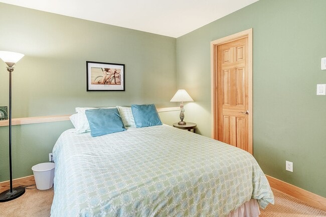 Building Photo - Flexible lease terms! Garage! Beautiful views!