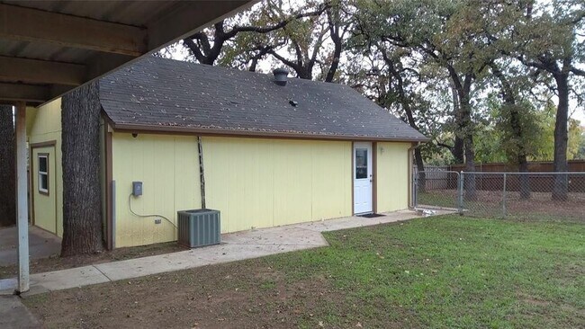 Building Photo - 7366 Meadowbrook Dr