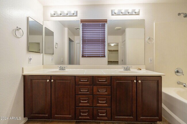 Building Photo - 2873 E Bart St