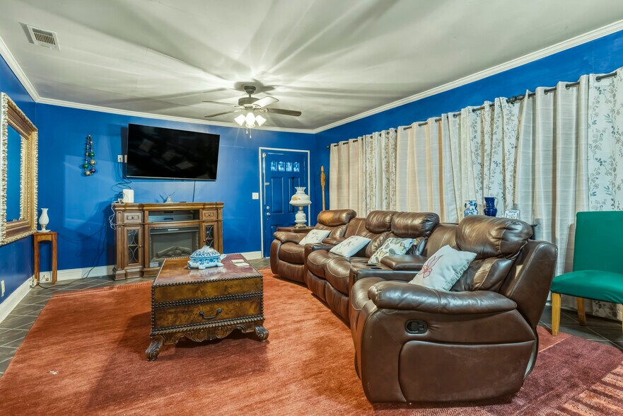 Building Photo - 412 Pinehill Dr