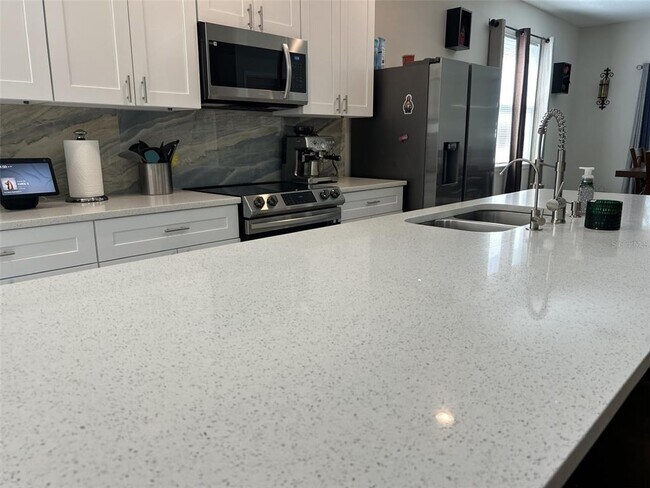 Building Photo - 9856 8th Ave