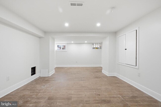 Building Photo - 512 S Yewdall St