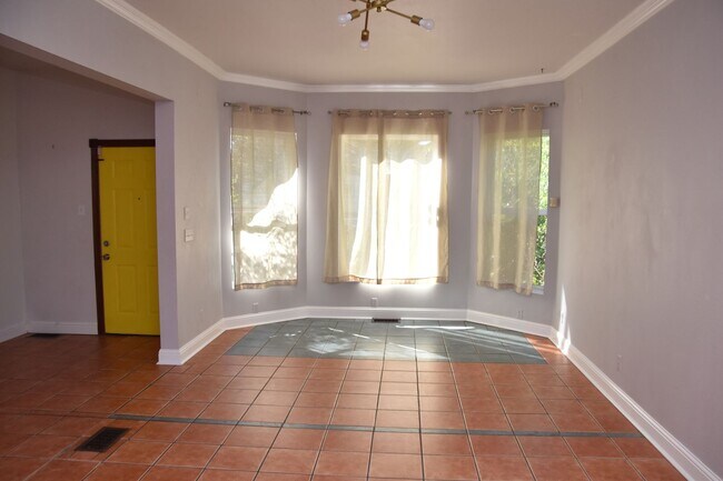 Building Photo - 3 Bedroom 1.5 Bath Hilltop 2 Story Home