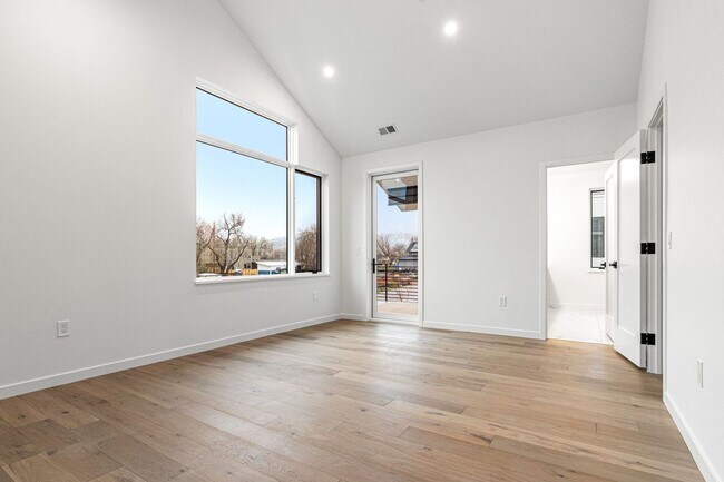 Building Photo - 2155 Vine Ave