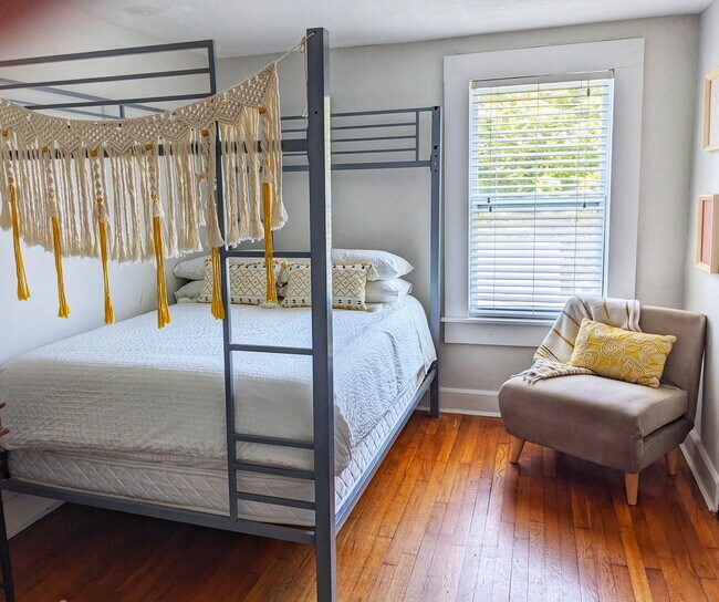 Building Photo - 1007 12th Ave N