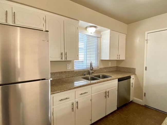 Building Photo - $2,150 Gettysburg & Minnewawa, 3 Bedroom - Across From Tarpey Elementary