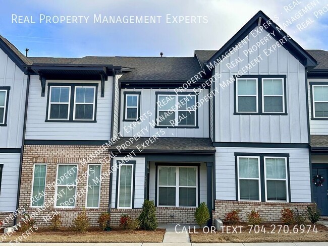 Building Photo - Stunning 4BR/3.5BA Townhouse in Charlotte!