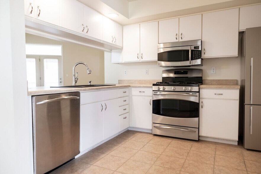 Building Photo - 984 22nd Ave