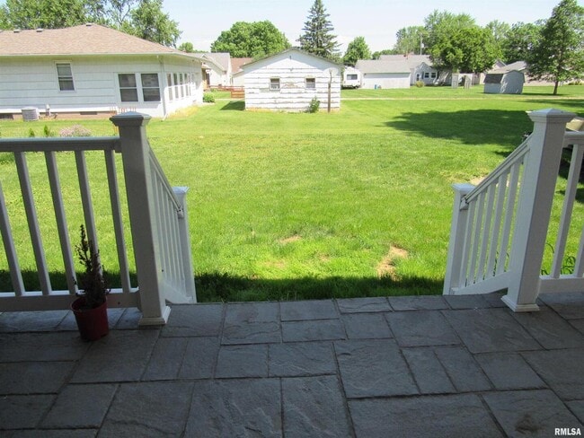 Building Photo - 405 E Palace Row