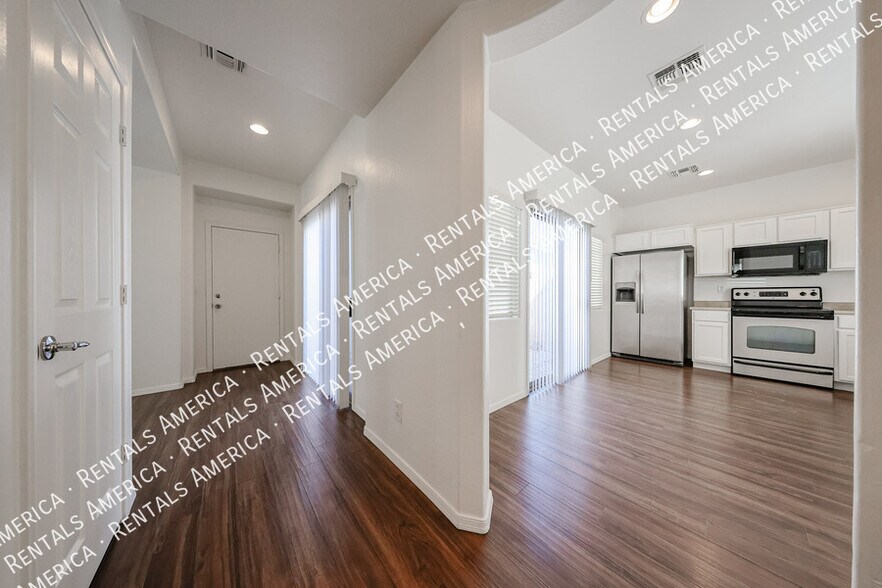 Building Photo - 4714 E Laurel Ave