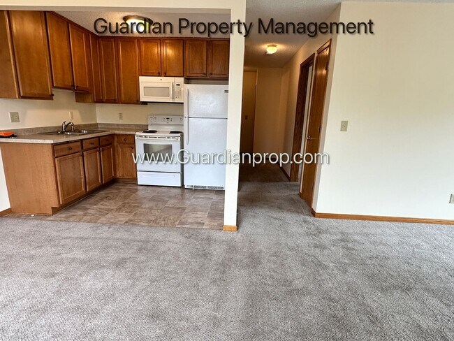 Building Photo - Longfellow Top Floor Apartment, Blocks Fro...