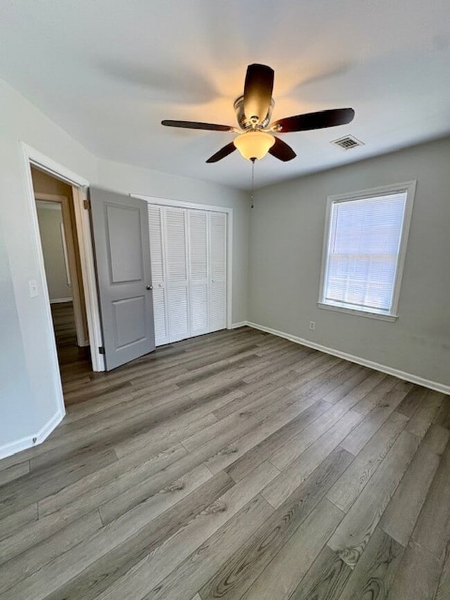 Building Photo - Charming Three Bedroom Duplex on Harborvie...