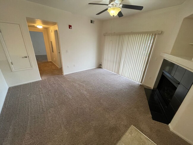 Building Photo - Englewood 2 Bedroom, 2 Bath Condo (Availab...