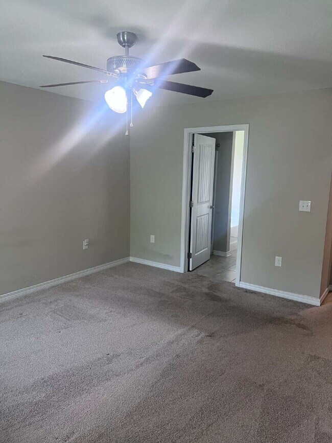 Building Photo - 426 Eisenhower Dr