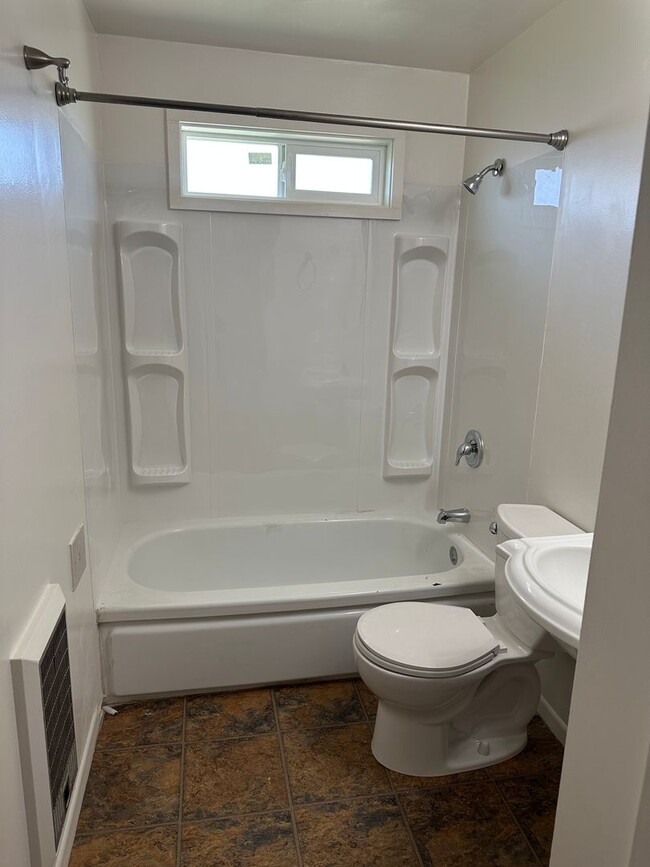 Building Photo - 3 Bedroom 1.5 Bathroom Home WSG Included! ...