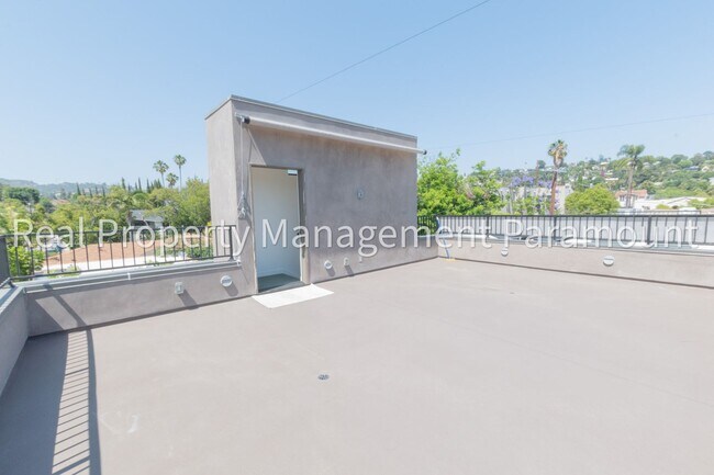Building Photo - 1542 N Hoover St