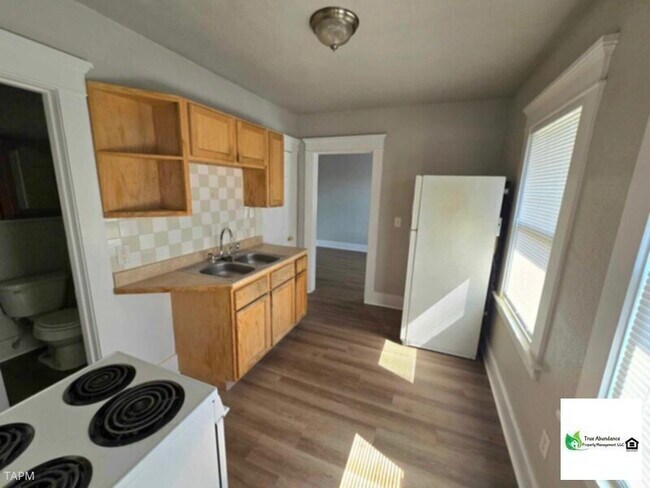 Building Photo - Spacious 2 Bedroom Apartment