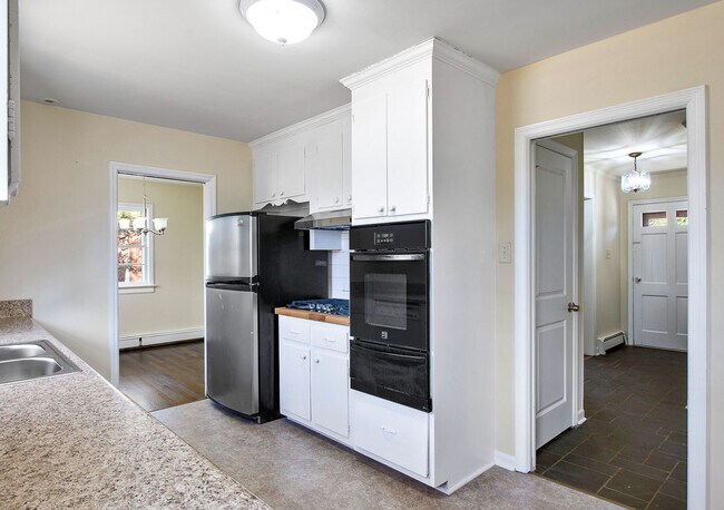 Building Photo - Spacious 3 Bed 2 Bath Rancher Available NOW