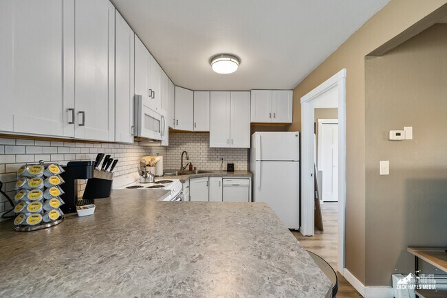 Building Photo - 901 E 46th Ct