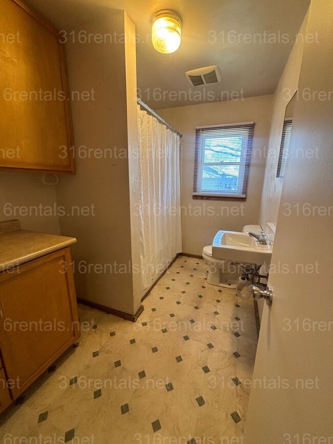 Building Photo - 3 bed 1 bath house available NOW!