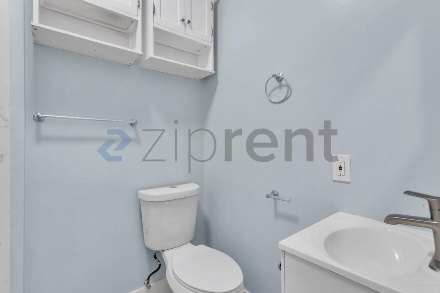 Building Photo - Unit 410