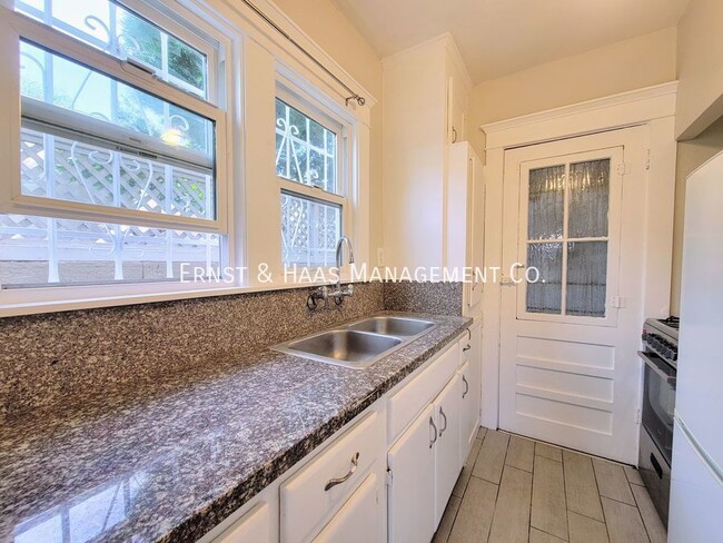 Building Photo - Cozy Condo in Prime Alamitos Beach Neighbo...