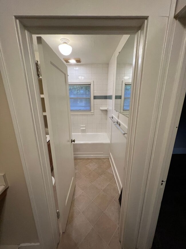 Building Photo - Charming and Spacious 4 Bed, 2.5 Bath Home near Downtown