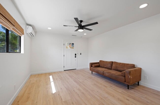 Building Photo - 1 Bedroom 1 Bathroom Studio in Pacific Beach.