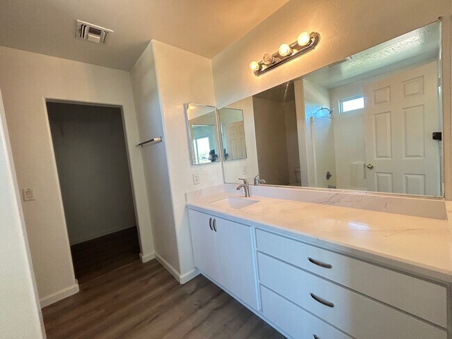 Building Photo - Stunning 4 Bedroom Remodel in Harbor Shores