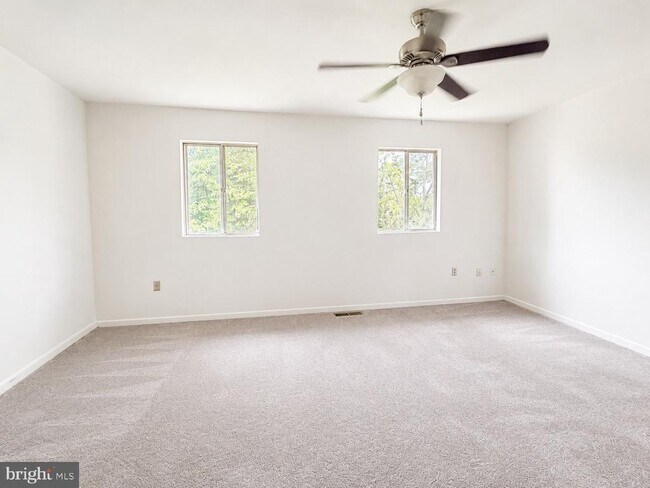 Building Photo - 302 Hills Dr