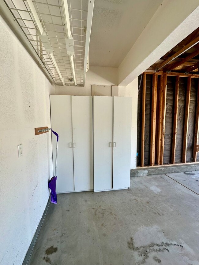 Building Photo - Large 3 bedroom home with loft and large b...
