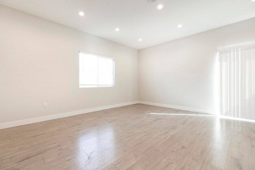 Building Photo - 9156 Morehart Ave