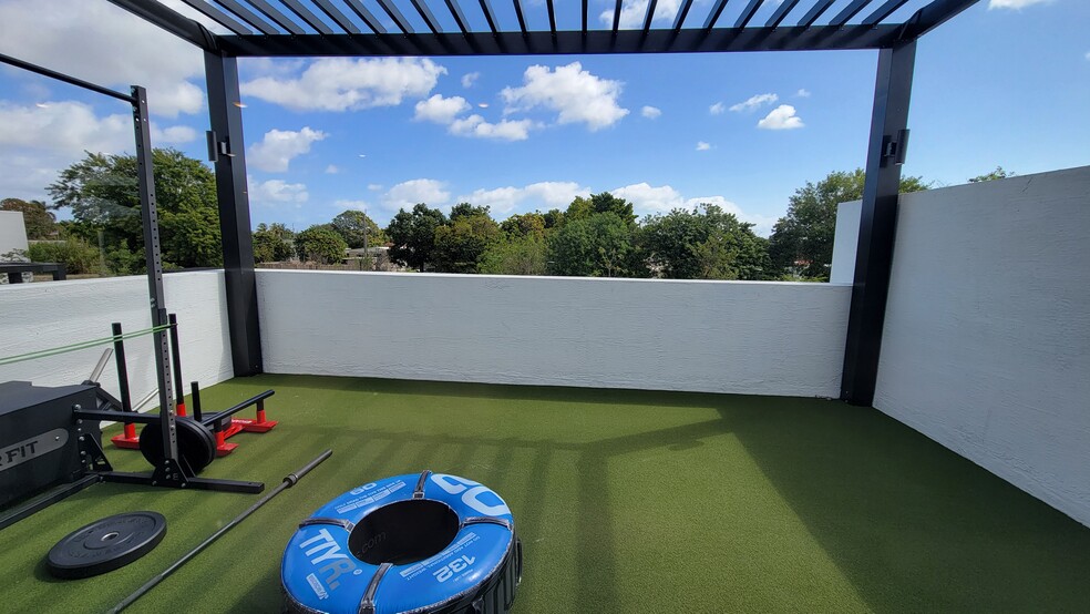 Building Photo - 6840 SW 28th Ter