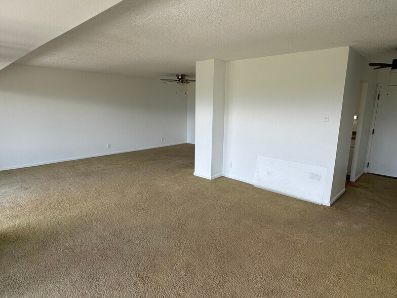 Dining Room and Entry viewed from E side - 411 Lakewood Cir