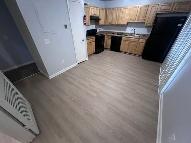 Building Photo - Move In Ready Spacious & Beautiful 3 Bedroom Duplex Unit Available!!!