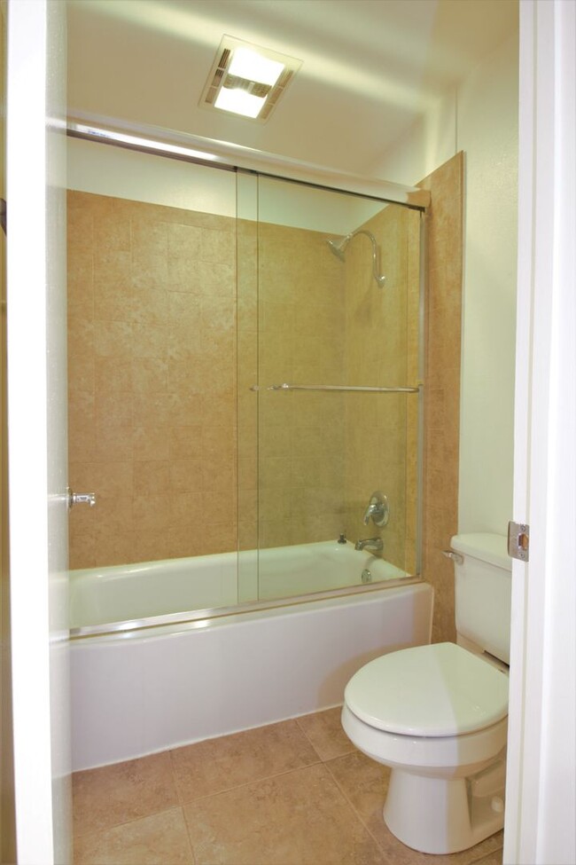 Building Photo - 1 Bedroom Condo For Lease in Fullerton