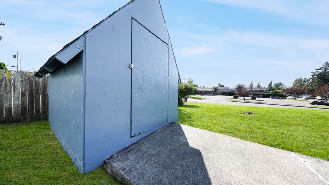 Building Photo - 3 Bed 1 Bath - Hardwood Floors - Pet Friendly - NAS Whidbey